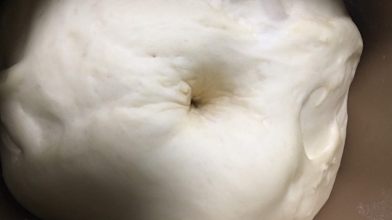 毛毛虫面包,面包机里密封直接一发,面包膨胀2倍左右,用手指轻轻戳一个洞不回缩,一发完成。