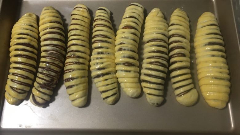 毛毛虫面包,放入温暖湿润处二发至膨胀一倍后,二发完成,表皮刷上蛋液。