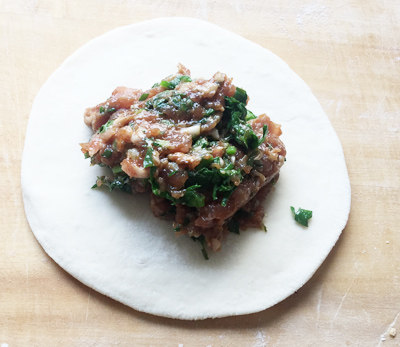 荠菜馅饼,放上馅料