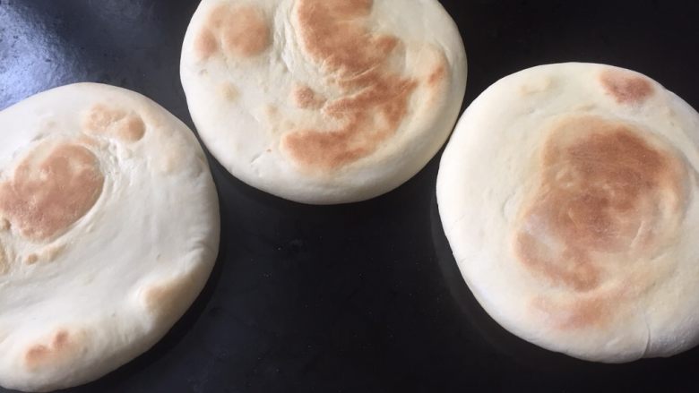美味的肉夹馍,准备白吉馍,请参考我上一个菜谱,详细做法我这里就不再叙述了,正宗的白吉馍是外脆内软,脆到能敲出响声哦……