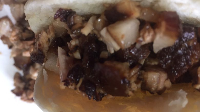 美味的肉夹馍,加入切好的肉沫,淋入少许汤汁就可以了,