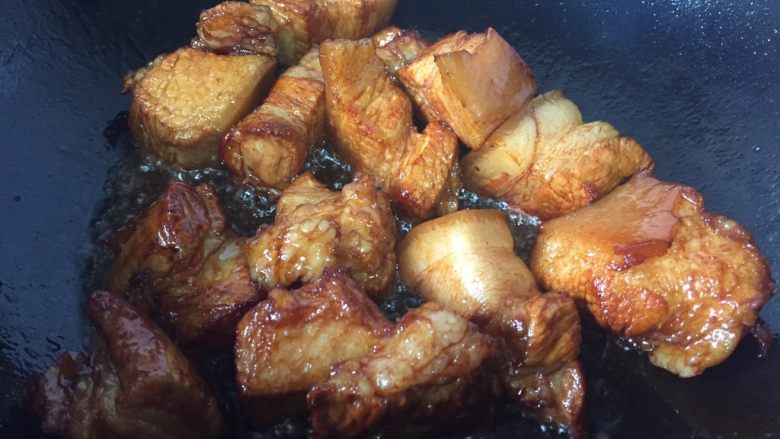 美味的肉夹馍,加入五花肉翻炒一会儿,肉会均匀的上色