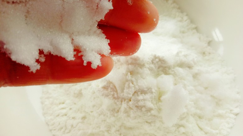 芒果糯米糍,放入适量的<a style='color:red;display:inline-block;' href='/shicai/ 3729'>白糖</a>