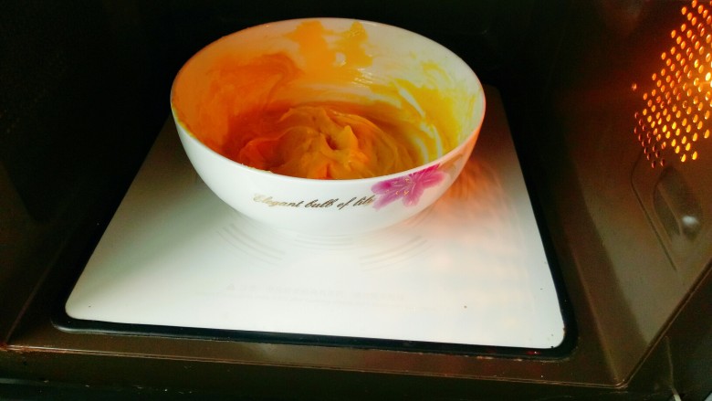 芒果糯米糍,再放入微波炉中高火一分钟。