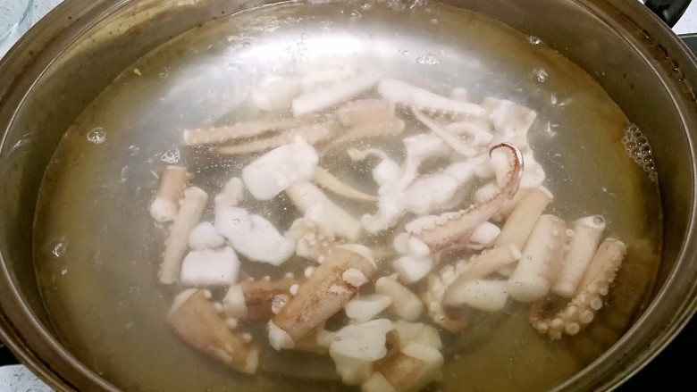 芥末西芹鱿鱼须,把鱿鱼须也倒入锅里,氽烫约3分钟,捞起备用。