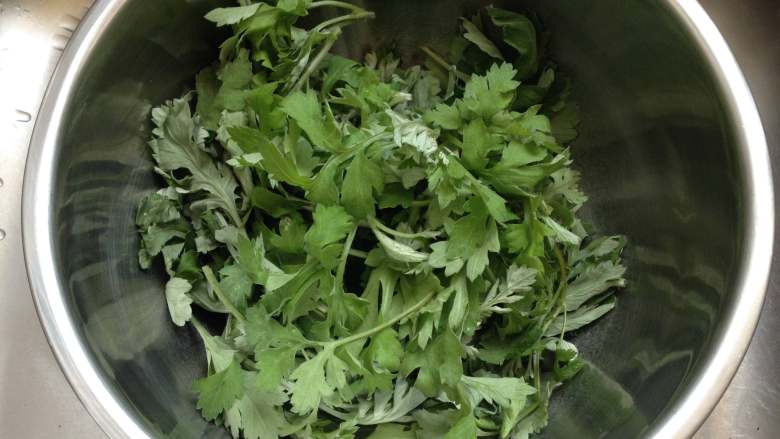 艾草双色卷,这是朋友送来的新鲜艾草,我把嫩叶摘下来后洗干净
