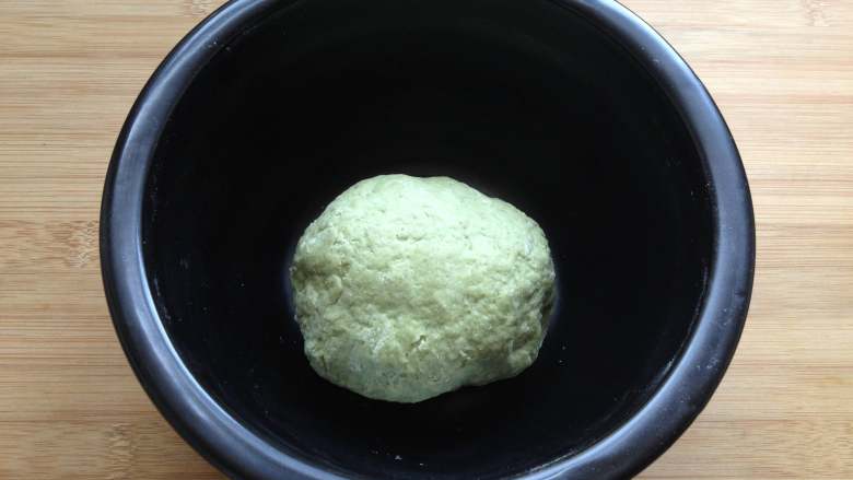艾草双色卷,揉成面团,盖上保鲜膜醒15分钟