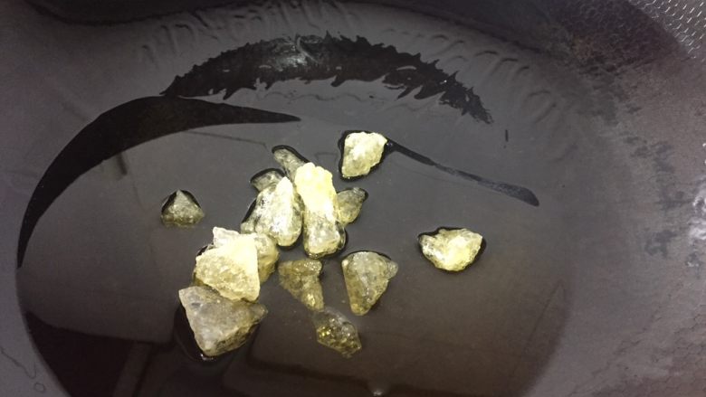 美味的肉夹馍,加入适量冰糖小火烧至深色,大泡转小泡就可以了,不可炒的太久会发苦