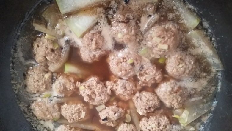 冬瓜丸子汤,肉丸都放入水中,盖锅煮五分钟。