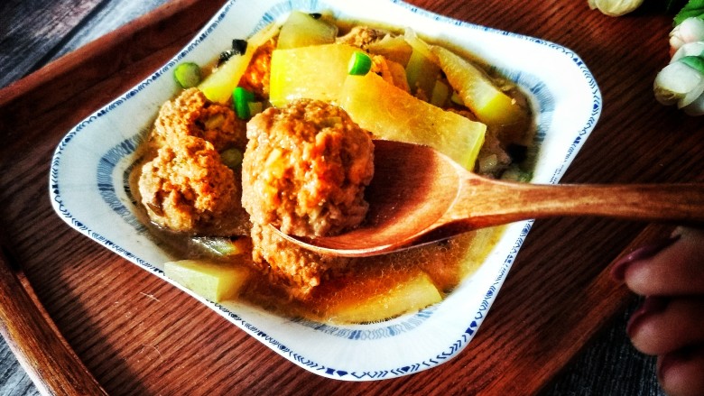冬瓜丸子汤,肉丸子比较松软,老少皆宜。