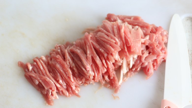 鱼香肉丝,<a style='color:red;display:inline-block;' href='/shicai/ 4430'>里脊肉</a>顺着肉的纹路切成细丝。