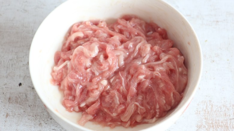 鱼香肉丝,加入少许盐、半勺干淀粉、一勺食用油、5勺水,抓拌均匀,腌制20分钟。