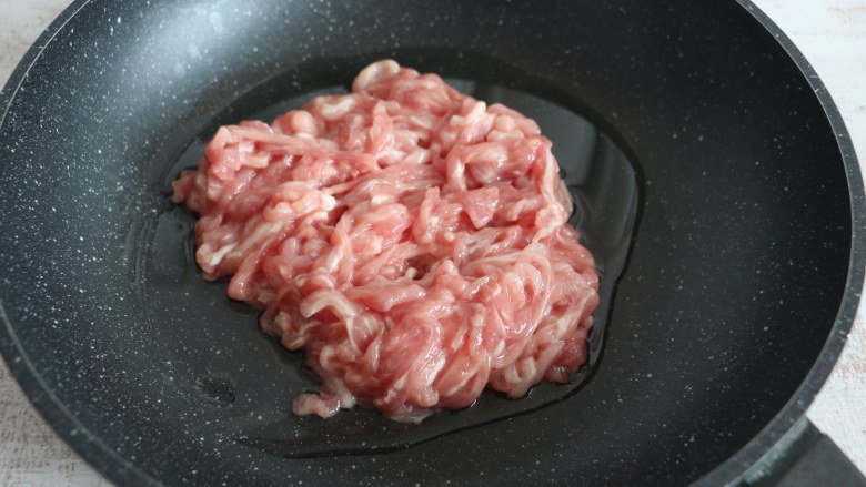 鱼香肉丝,锅内倒入食用油,放入腌制好的肉丝翻炒。