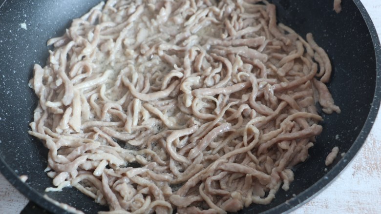 鱼香肉丝,翻炒片刻,肉丝变色后,盛出备用。