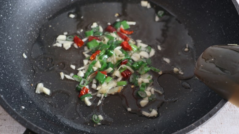 鱼香肉丝,锅内留底油,放入葱姜蒜、干辣椒,煸炒出香味。