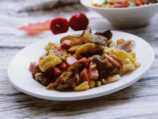 木耳火腿肠炒鸡蛋