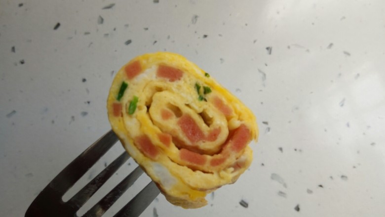 辅食计划+火腿葱花厚蛋烧,美味又有颜值的厚蛋烧,小朋友好喜欢,一口一个停不下来。