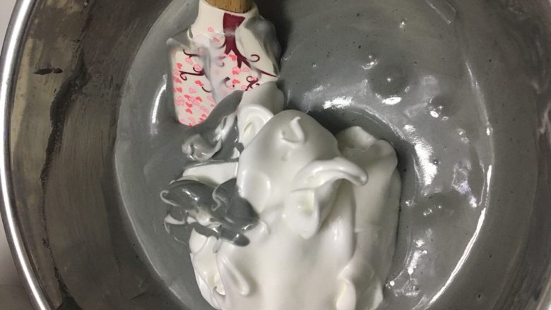 龙猫戚风,分两次加入剩下的蛋白霜,翻拌加切拌的手法拌匀蛋糕糊。