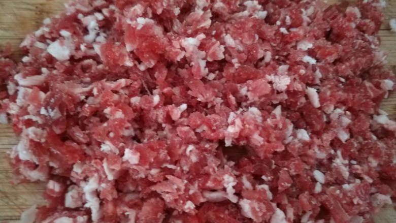 山西太原特色小吃,羊肉手抓饼,不能完全化开,苏东更好切,切成肉末。