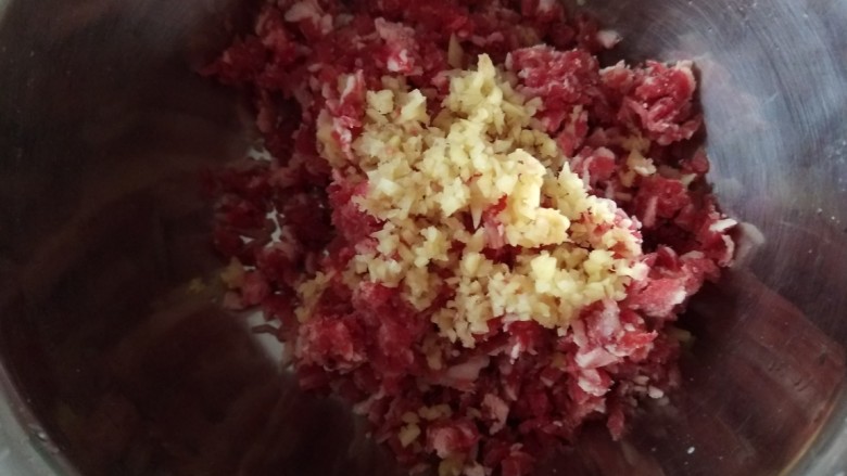 山西太原特色小吃,羊肉手抓饼,加入适量<a style='color:red;display:inline-block;' href='/shicai/ 37'>姜</a>末。