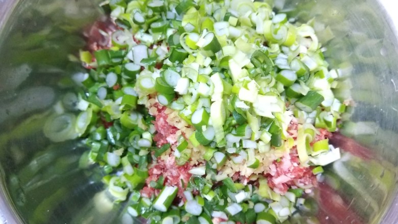 山西太原特色小吃,羊肉手抓饼,<a style='color:red;display:inline-block;' href='/shicai/ 138'><a style='color:red;display:inline-block;' href='/shicai/ 138'>大葱</a></a>切成末放入盆中。