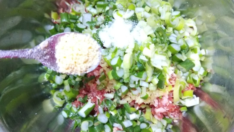 山西太原特色小吃,羊肉手抓饼,加入2克鸡粉。