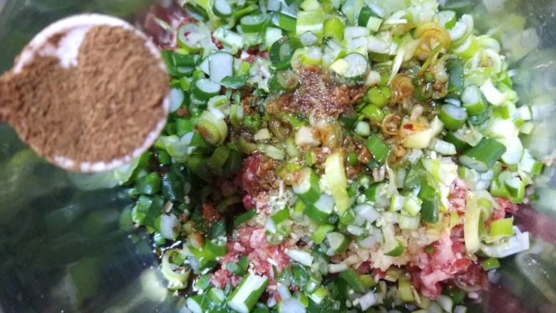 山西太原特色小吃,羊肉手抓饼,加入1克<a style='color:red;display:inline-block;' href='/shicai/ 829'>十三香</a>,
