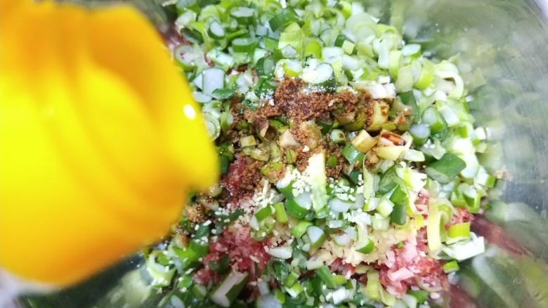山西太原特色小吃,羊肉手抓饼,加入15克料酒。