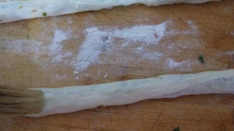 山西太原特色小吃,羊肉手抓饼,沫上一层肉馅料卷成卷,在刷均匀油。