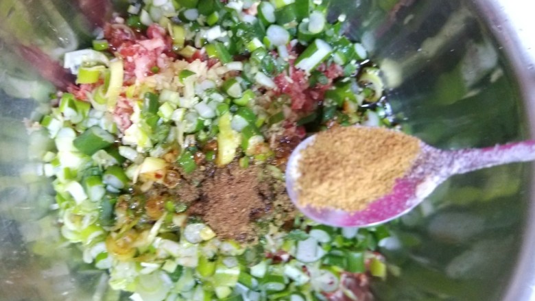 山西太原特色小吃,羊肉手抓饼,加入一克<a style='color:red;display:inline-block;' href='/shicai/ 12043'>花椒粉</a>,搅拌均匀即可。