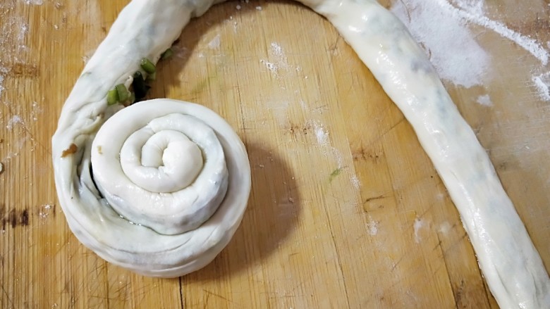 山西太原特色小吃,羊肉手抓饼,卷成圆形饼。