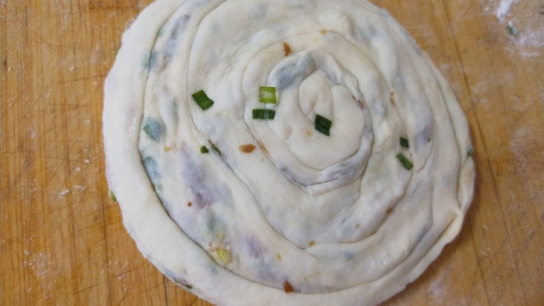 山西太原特色小吃,羊肉手抓饼,在压平,擀成饼。