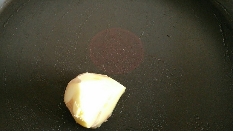 不一样的春卷(博山春卷),摊蛋皮时锅里的油不能多了,不要直接往锅里倒油,容易倒多了。可以用一块生姜沾点油,将整个锅底擦一下就可以了。