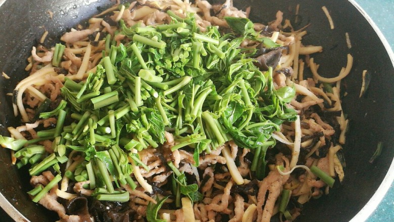 不一样的春卷(博山春卷),香椿不要马上加入,要等到锅里的肉丝笋丝放凉后,再加入香椿。