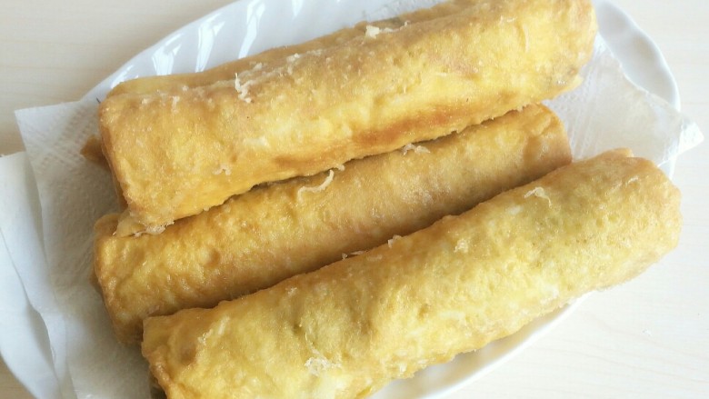 不一样的春卷(博山春卷),炸好的春卷放吸油纸上控油。