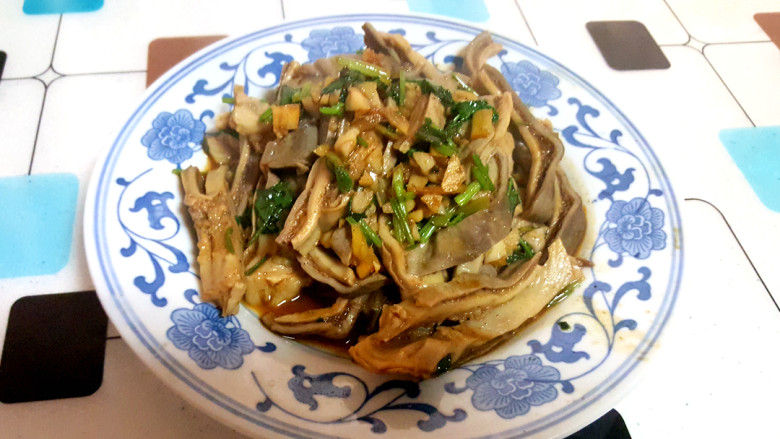 ~清爽肚丝,关火,淋上<a style='color:red;display:inline-block;' href='/shicai/ 5506'>麻油</a>。