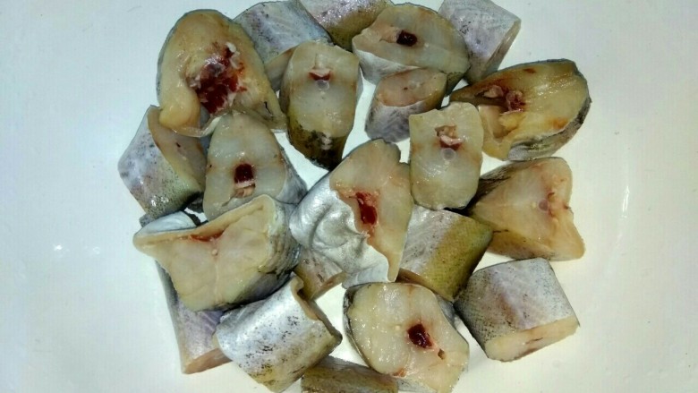 家常鳕鱼,把鳕鱼切成两厘米小段,以便入味