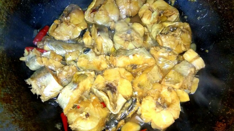 家常鳕鱼,烧至汤汁粘稠,小火收汁即可关火出锅