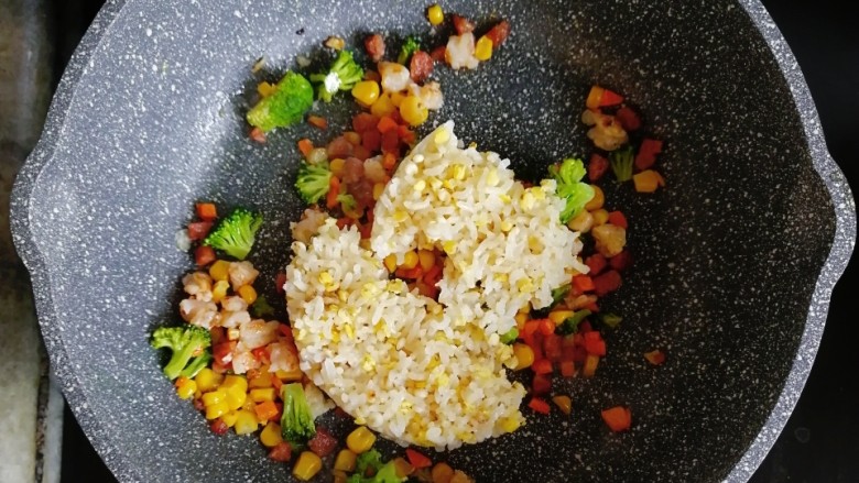 宝宝辅食—西兰花香肠虾仁炒饭,倒入半碗熟米饭(具体米饭的量根据胃口定),炒散