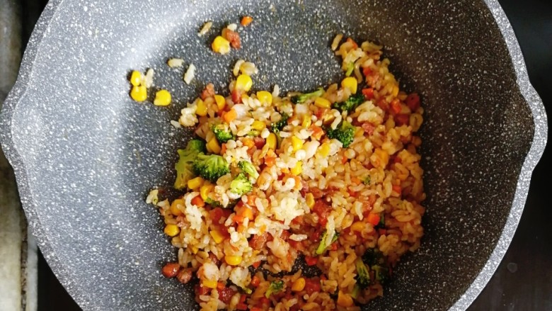 宝宝辅食—西兰花香肠虾仁炒饭,翻炒均匀就可以出锅咯~