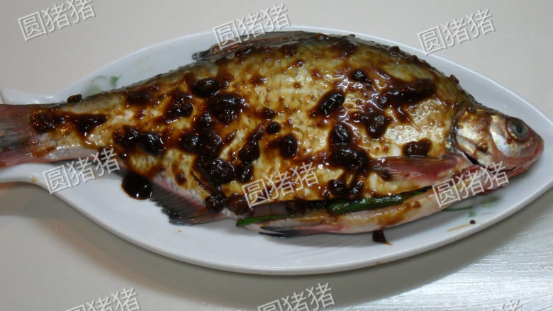 黄豆酱蒸鱼——简单又好味,用盐，<a style='color:red;display:inline-block;' href='/shicai/ 718'>料酒</a>涂抹鱼身腌制15分钟，在鱼肚内塞满香葱，姜丝， 再在表面涂上一层黄豆酱。