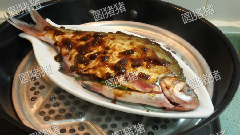 黄豆酱蒸鱼——简单又好味,锅内烧开水,放上鱼盘,加盖大火蒸10分钟。