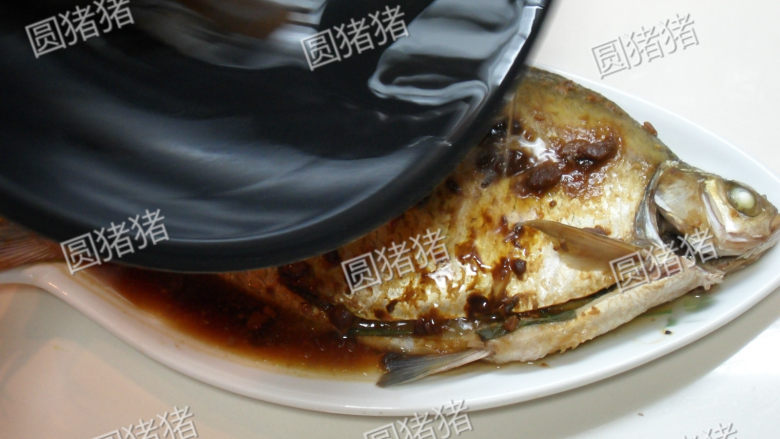 黄豆酱蒸鱼——简单又好味,.蒸好的鱼,在表面淋上1小匙烧热的油。