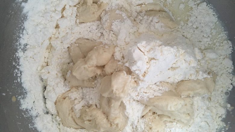 中种蜜豆牛奶馒头,加入中种面团一起揉面,揉成光滑的面团