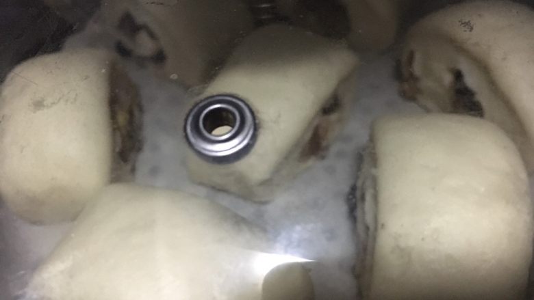 中种蜜豆牛奶馒头,盖好盖子,醒发30分钟左右