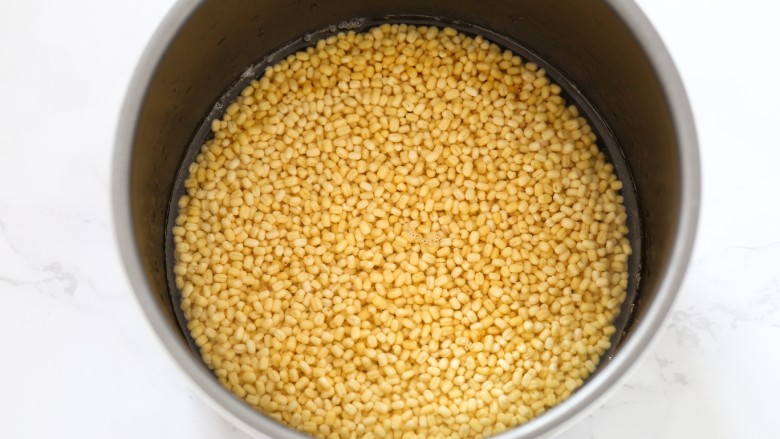 蔓越莓绿豆糕,将浸泡好的绿豆倒入高压锅内胆中,添入清水稍微高过绿豆就可以了,用高压锅豆类功能煮20-30分钟