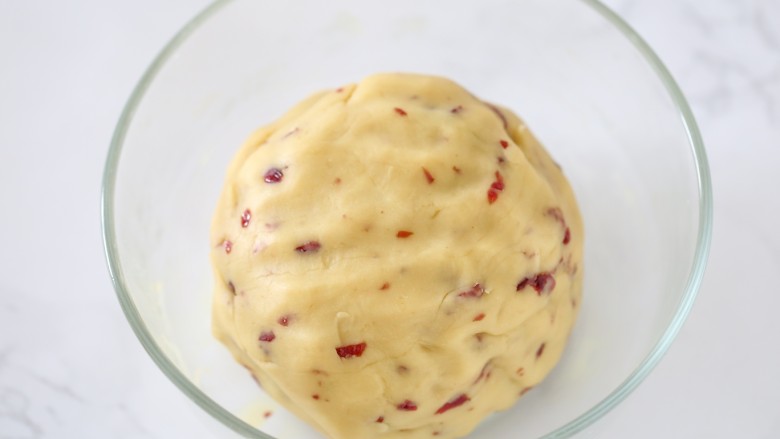 蔓越莓绿豆糕,取出晾温后加入蔓越莓干拌匀,如果绿豆泥不够细腻就还需要过筛