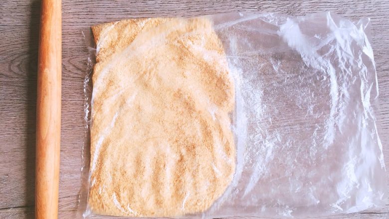 高颜值的草莓芝士蛋糕,消化饼干用擀面杖敲烂擀碎,用奥利奥饼干也行
