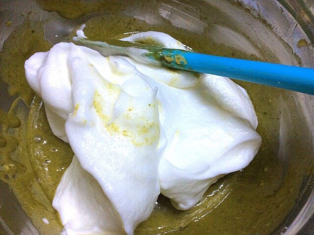 抹茶戚风蛋糕,取一半蛋白放入蛋黄面糊中,翻拌均匀
