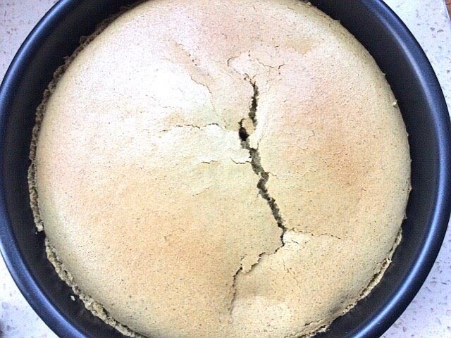 抹茶戚风蛋糕,取出倒扣在烤架上凉凉后,刮边取出蛋糕